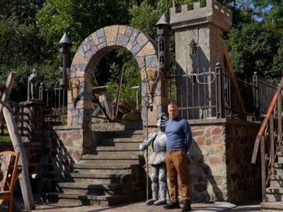 Художник Анатолій Козарук з Незвиська перетворив власне подвір'я на музей