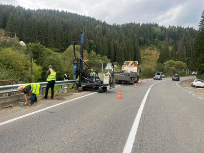 На дорогах Прикарпаття цього тижня ліквідовуватимуть ями та просідання: де працюватимуть дорожники