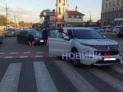 Skoda та Mitsubishi зіткнулися в центрі Миколаєва: рух утруднений