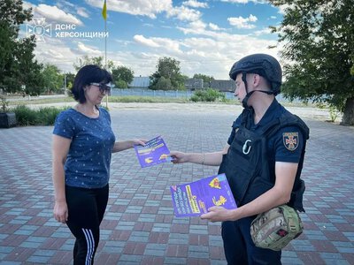 Рятувальники на Херсонщині проводять бесіди про безпеку з місцевими