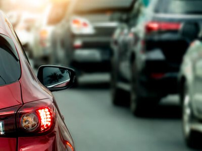 Затори більше не проблема: цей Jeep здатен буквально переступати через авто (відео) (Відео)
