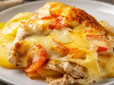 Картопля, м’ясо і гриби під сиром: ситний обід із простих продуктів