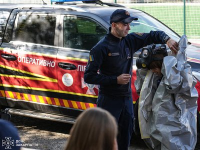 Вогнегасник, бронежилет і макети вибухівки: в Ужгороді семикласникам показали, як працюють рятувальники
