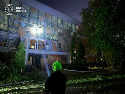 У Києві ворожий дрон влучив у будівлю вишу, є пошкодження