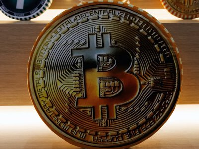Біткоїн впав нижче $75 тисяч після провалу законопроєкту в Сенаті та рішення ФРС