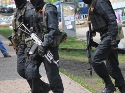 На Донеччині вибори до держдуми рф проводять під наглядом озброєних автоматами людей