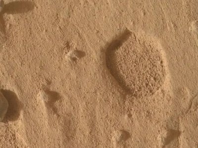 Марсохід Curiosity виявив на Марсі дивні відбитки ніг