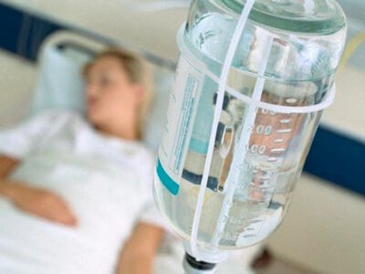Чи потраплять бульбашки повітря з крапельниці у вену: розвінчуємо поширений міф