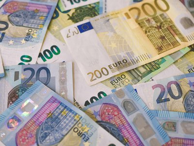 Звідки в Україну надходить найбільше грошей від заробітчан: названо країну