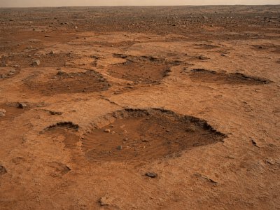 Марсохід Curiosity виявив на горі Шарп незвичні широкі заглибини