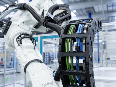 Tsubaki KabelSchlepp описала систему Robotrax для захисту кабелів роботів