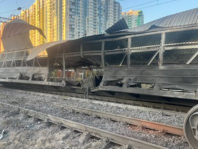 Уламки БпЛА заблокували рух потягів: в Києві постраждала електричка