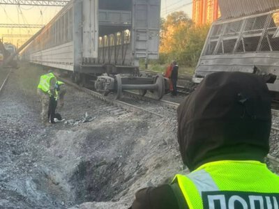 Балістичний удар по Києву: розтрощені вікна, автівки і ями після вибухів, - ФОТО