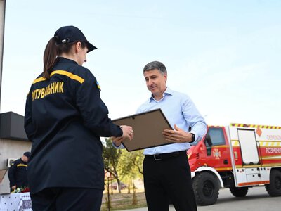 На Закарпатті з нагоди Дня рятівника бійцям ДСНС вручили нагороди та передали новий спецтранспорт
