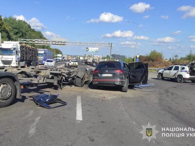На трасі біля Львова зіткнулися вантажівка і кросовер: є травмований