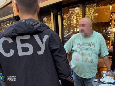 У Черкасах затримали працівника Укртрансбезпеки, який за хабар обіцяв підприємцю не заважати працювати