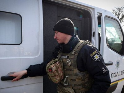 Евакуація під дронами та КАБами: як поліція вивозить людей із прифронтових населених пунктів Донеччини