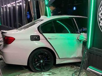 В Ужгороді 19-річна водійка на BMW влетіла в будівлю ресторану