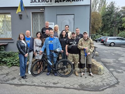 Кілометр за кілометром на одній педалі: у Кривому Розі мандрівник з Канади Джейкоб Кепка зустрівся з амбасадори спільноти Титани UA