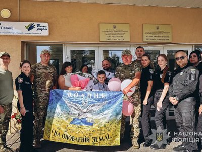 Маневицькі поліцейські привітали колегу з народженням доньки
