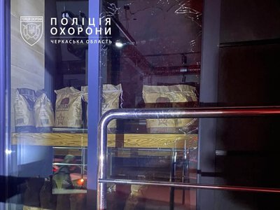 У Золотоноші під час комендантської години чоловік трощив скло магазину