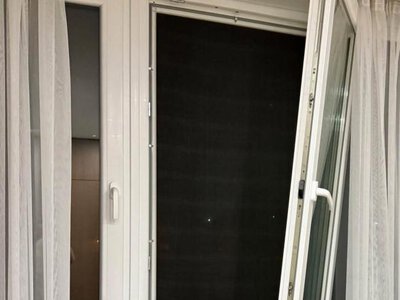 Уночі балістика пошкодила вікна житла рівнянина у столиці