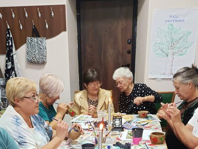 У Ковелі жінки, які втратили рідних на війні, розписували глиняні вироби