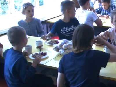 У шкільних буфетах заборонили звичні перекуси: що тепер не продадуть дітям