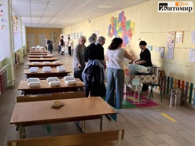 Діти їдять у коридорах, а до порціонування залучають вчителів: Омбудсман про ліцей №19 Житомира