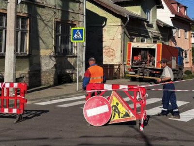 На вулиці Дергача у Чернівцях перекрили рух через аварійні роботи
