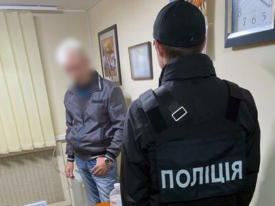 Вимагав у іноземця гроші за посвідку: в Харкові затримали підозрюваного юриста (фото)