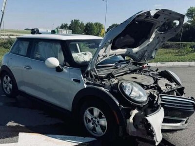 На Рівненщині водійка в'їхала у вуличний ліхтар