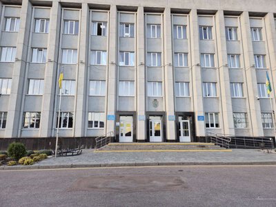 Відвідувач Бердичівської мерії розтрощив скло