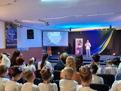 Понад 30 юних херсонців співали та танцювали у Палаці культури