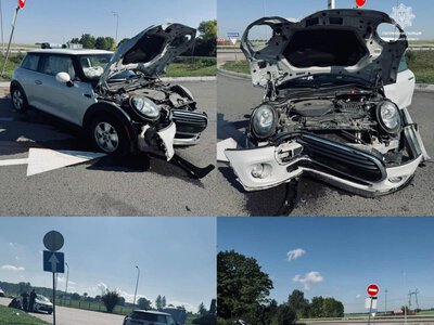 Біля АЗС на Рівненщині Mini Cooper зніс опору вуличного освітлення