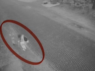 У Виноградові дві жінки зібрали квіти з могили, щоб «подарувати» їх вчительці (ФОТО)