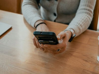 Опитування українців показало, скільки дзвінків з невідомих номерів вони отримують