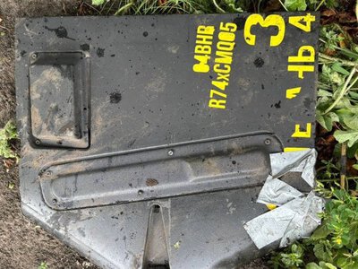 У Києві уламки російського безпілотника впали біля школи