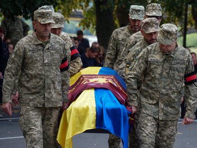 В Ужгороді в останню дорогу провели полеглого солдата Артема Талаєва