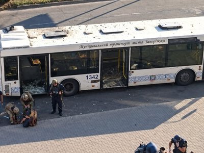 FPV-дрон атакував автобус в Запоріжжі: Троє поранених на Космосі — ВІДЕО