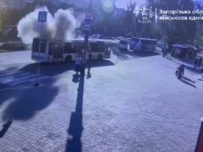 Росіяни атакували дроном пасажирський автобус у Запоріжжі (ВІДЕО)