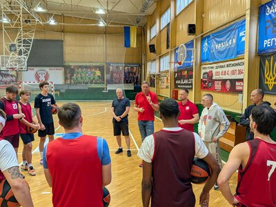 Рятують від мовного бар'єру та шукають улюблену їжу: як у БК Рівне приручають американців