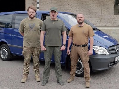 Підсилення мобільності аеророзвідників: «Українська команда» передала мікроавтобус полку «Тінь»