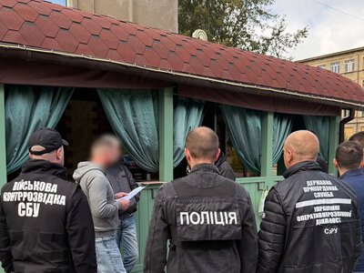 У Харкові юрист вимагав $3000 за вплив на міграційну службу