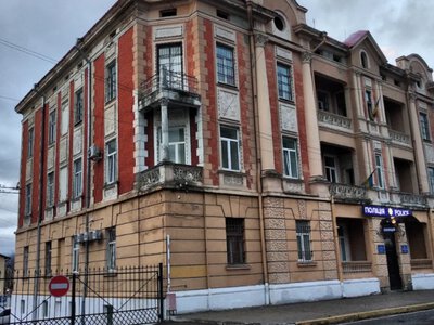 У Дрогобичі п’яний неповнолітній студент розбив двері райвідділу поліції