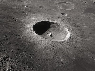 NASA виявило на Місяці новий кратер завширшки 222 метри