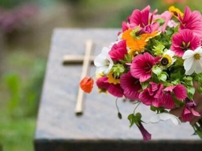 Квіти з кладовища для вчительки: чому дві дівчини пішли на дику помсту