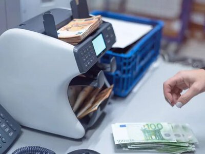  Українці щодня купують готівкової валюти на 34 мільйони доларів більше, ніж продають — аналітик 