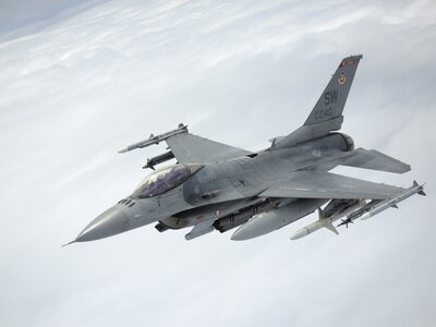 У штаті Мічиган під час тренувального польоту розбився винищувач F-16 — пілот катапультувався