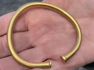 Думав, що знайшов фольгу, а це виявилося золото віком 3000 років: неймовірна знахідка 